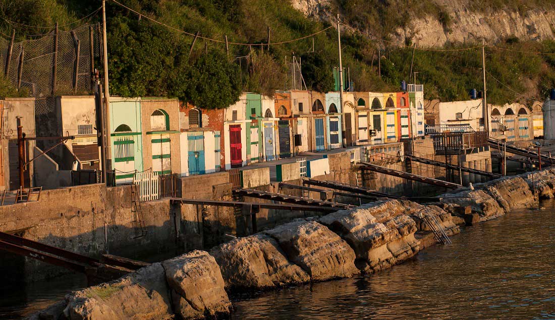 Ancona, grotte dei pescatori scavate nella falesia del Passetto